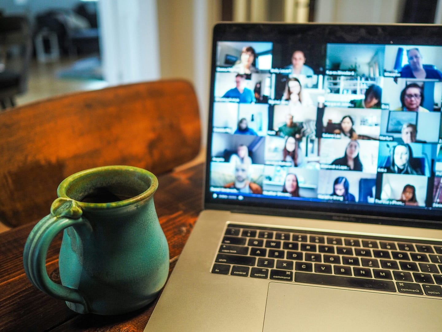 Which industries and niches could benefit from virtual offices, and what advantages can a virtual office offer to a business
